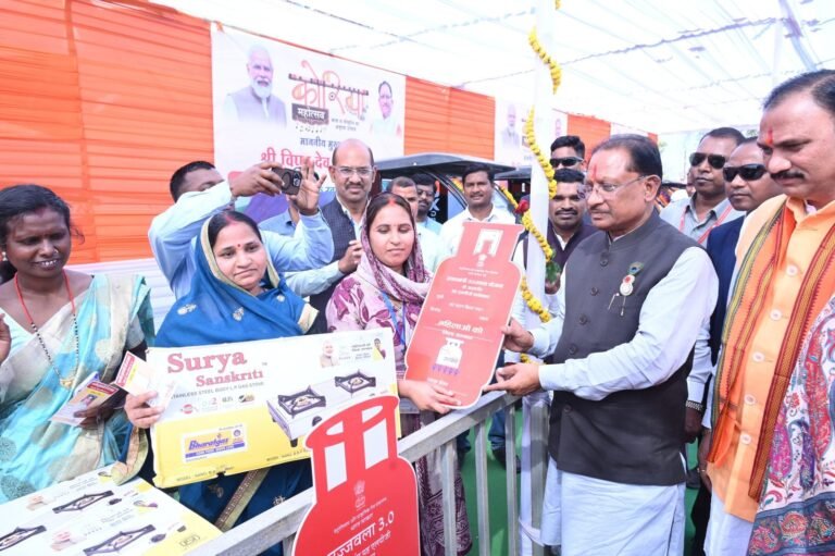 उज्ज्वला गैस, पिंक ई-रिक्शा और गार्बेज रिक्शा वितरण से आत्मनिर्भरता को मिला नया संबल.