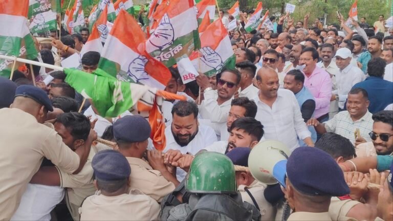 मनरेगा में बदलाव के खिलाफ कोरबा में कांग्रेस का हल्लाबोल: दो बैरिकेड्स तोड़कर, कलेक्ट्रेट घेराव कर राष्ट्रपति के नाम सौंपा ज्ञापन