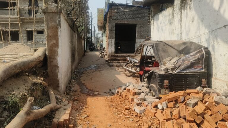 मासूम की मौत के बाद भड़का आक्रोश, 6 घंटे के चक्काजाम के बाद मकान मालिक से हुआ लिखित समझौता