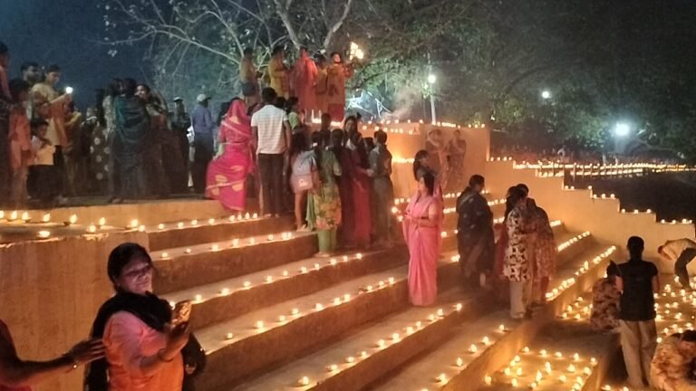 दीपों की रोशनी से नहाया कटघोरा: हिन्दू नववर्ष की पूर्व संध्या पर राधासागर तालाब में जले 21 हजार दीये