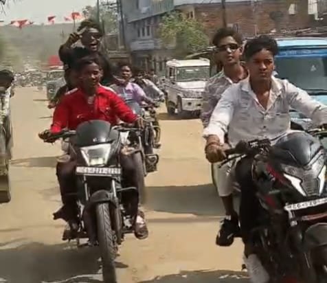 रील के चक्कर में ‘रियल’ जान जोखिम में, मोतीसागर पारा के युवकों ने सड़क पर मचाया उत्पात