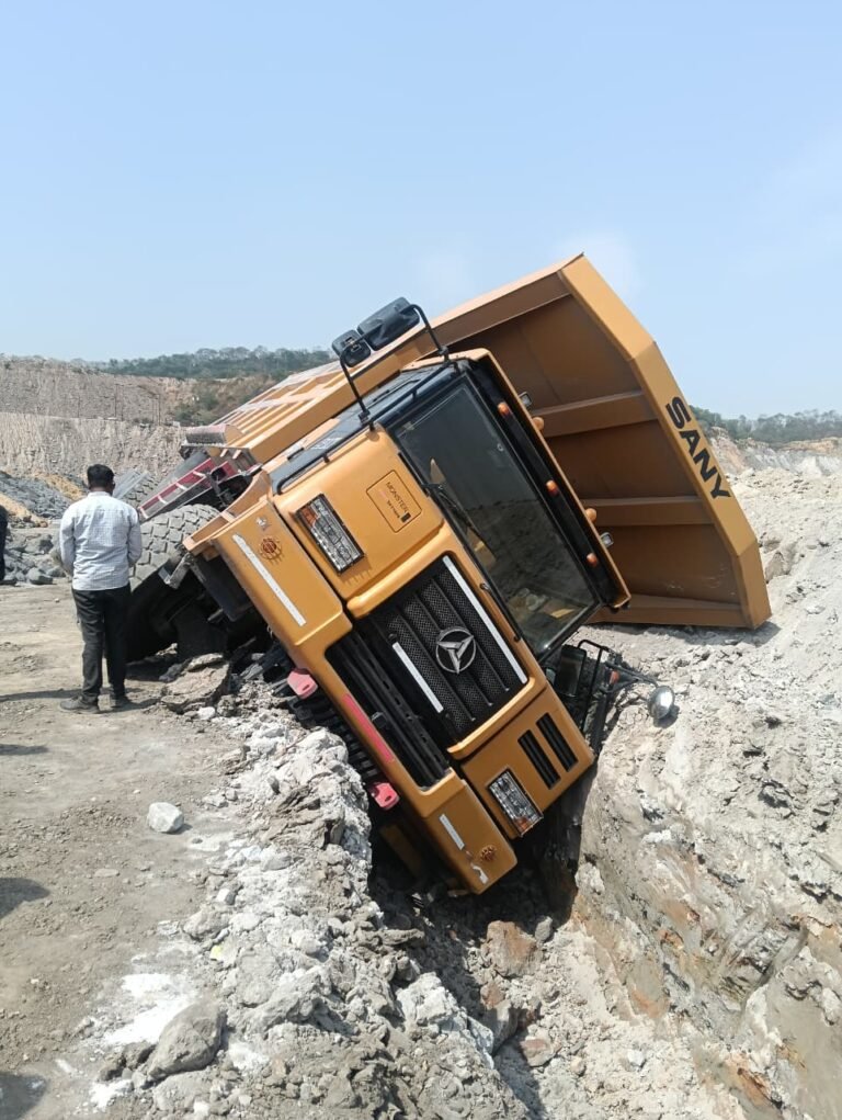 कुसमुंडा खदान में सुरक्षा ताक पर: 24 घंटे में तीसरा हादसा, गड्ढे में घुसा डम्पर