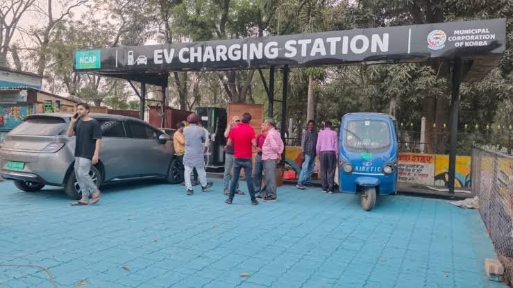 कोरबा में बढ़ी इलेक्ट्रिक वाहनों की रफ्तार: निहारिका के बाद अब सुनालिया चौक पर भी खुला नया चार्जिंग स्टेशन