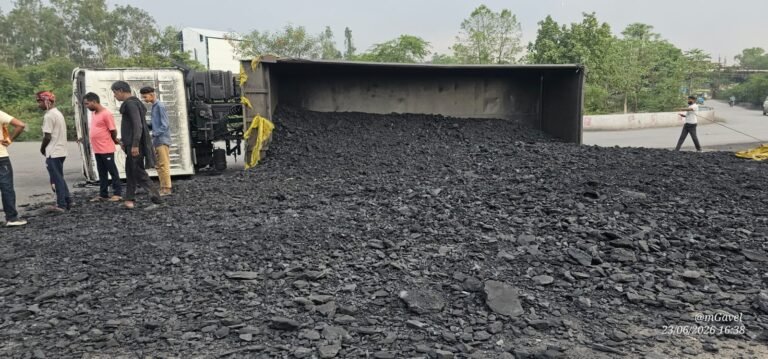 बरमपुर मोड़ पर पलटा कोयला लोड ट्रेलर, बाल-बाल बची राहगीरों की जान