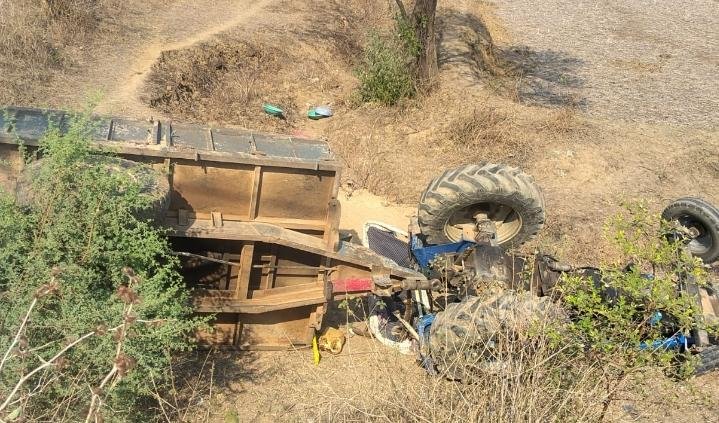 कोरबा: अवैध रेत परिवहन के फेर में बड़ा हादसा, ट्रैक्टर ट्राली पलटने से दबे मजदूर की मौत; दो घायल