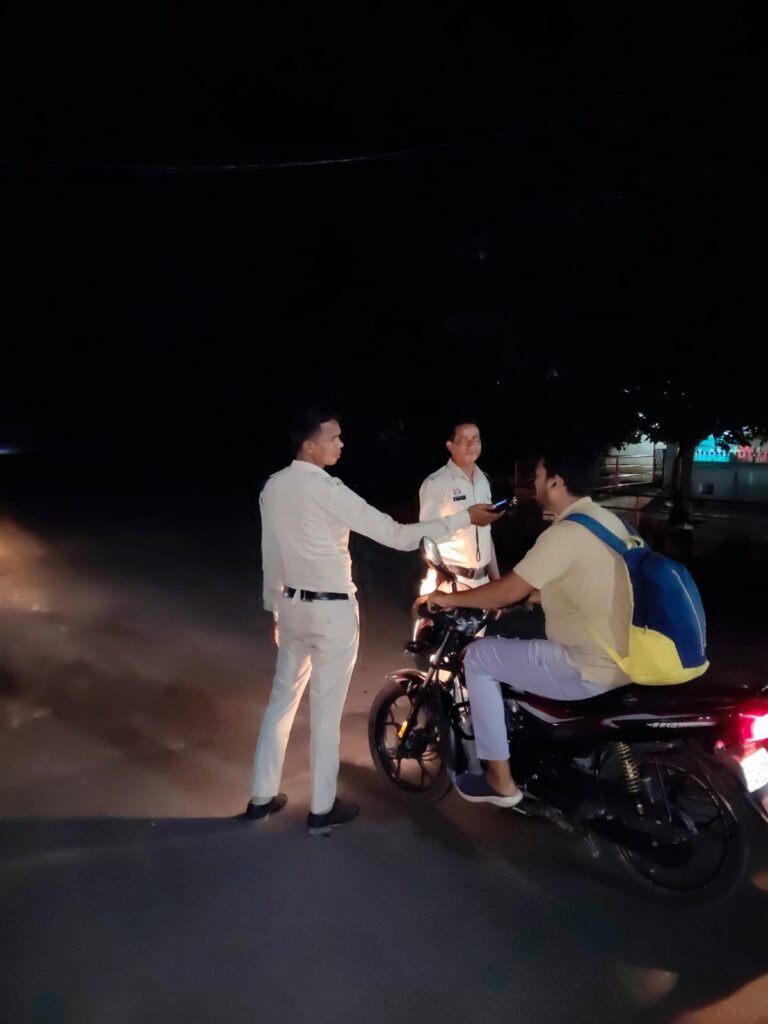 नशे के खिलाफ पुलिस की चौतरफा कार्रवाई: रजगामार में जागरूकता बैठक तो कुसमुण्डा में महिलाओं की सूचना पर कई घरों में दबिश