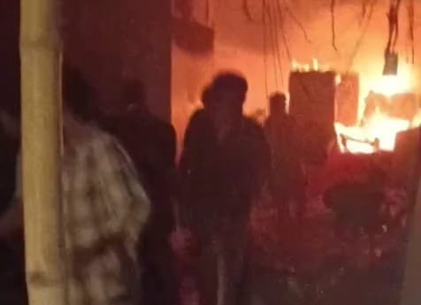 ‘पैसा वसूल क्लॉथ स्टोर’ में लगी भीषण आग, मची अफरा-तफरी; सूझबूझ से टला बड़ा हादसा-साप्ताहिक अवकाश के दिन बंद दुकान में भड़कीं लपटें, शॉर्ट सर्किट की आशंका, दमकल विभाग ने कड़ी मशक्कत के बाद पाया काबू