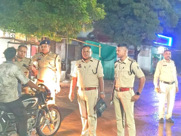 हरदीबाजार: नए थाना प्रभारी आशीष सिंह की कप्तानी में वाहन चेकिंग जोरों पर, नियम तोड़ने वालों में खलबली तीन सवारी, शराबी चालकों और बिना हेलमेट घूमने वालों पर पुलिस की सख्त कार्रवाई