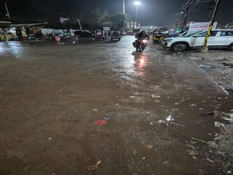 मौसम अपडेट: दस दिन बाद बरसे बादल, तापमान में आई भारी गिरावट; उमस से मिली राहत