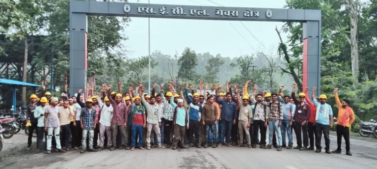 वेतन भुगतान न होने से भड़के ठेका श्रमिक: गेवरा के श्रमिक चौक पर 6 घंटे जमकर नारेबाजी, 5 दिनों से काम पूरी तरह ठप