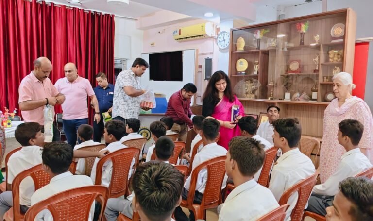 दिव्य ज्योति स्कूल पहुंचीं भाजपा राष्ट्रीय उपाध्यक्ष सरोज पांडेय, दिव्यांग बच्चों के बीच बिताए आत्मीय पल