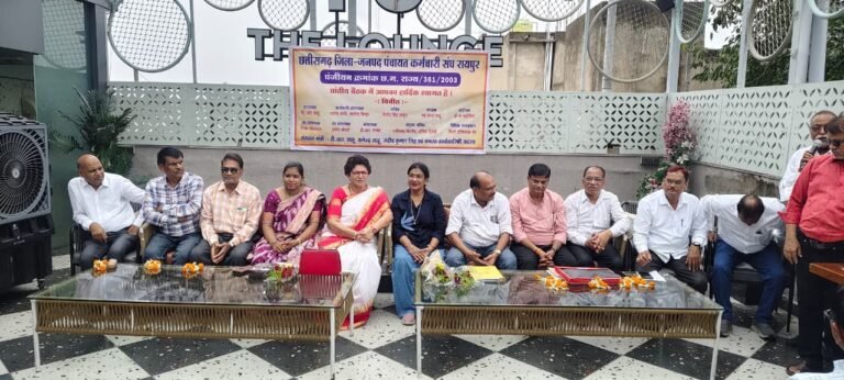 सेवानिवृत्ति के बाद पेंशन लाभ से वंचित जिला-जनपद कर्मी, छग संघ ने उप मुख्यमंत्री को सौंपा ज्ञापन
