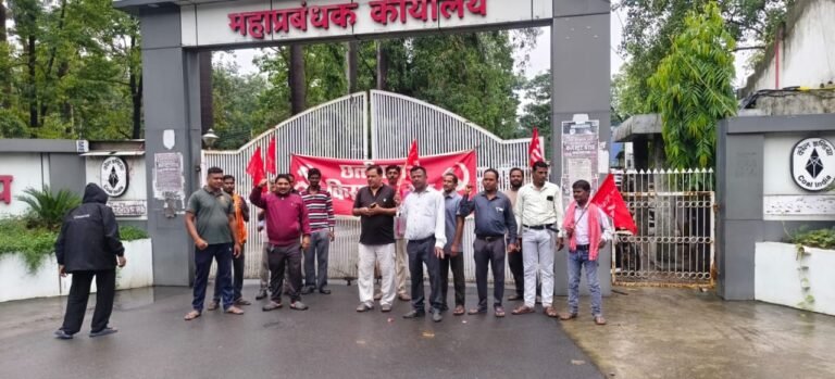 6 सूत्रीय मांगों को लेकर कुसमुंडा महाप्रबंधक कार्यालय का घेराव, मुख्य गेट बंद होने से फंसे रहे अधिकारी-कर्मचारी