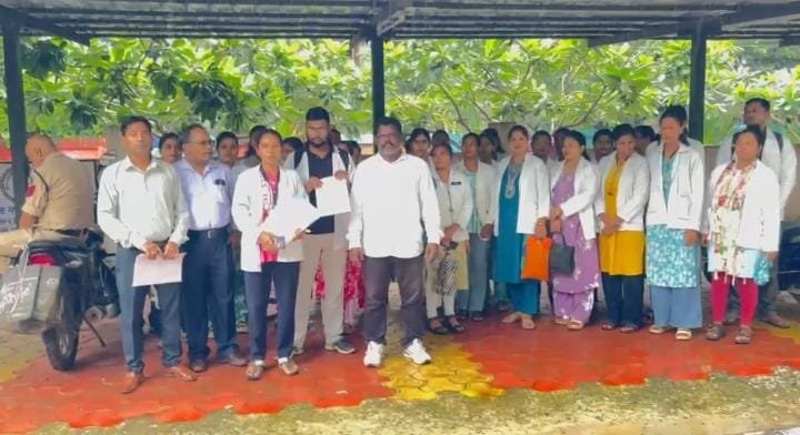 स्वास्थ्य अधिकारियों के वेतनमान को लेकर आवाज बुलंद: सीएम के नाम कलेक्टर को सौंपा ज्ञापन